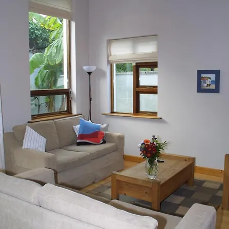 Bright Spacious Mews In Great Location דירה *