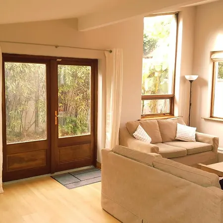 Bright Spacious Mews In Great Location