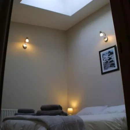 Bright Spacious Mews In Great Location *