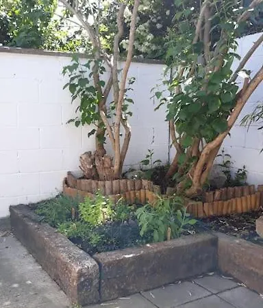 Bright Spacious Mews In Great Location דירה *