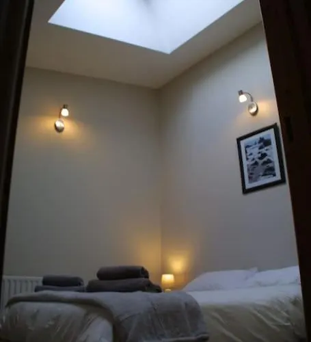 Bright Spacious Mews In Great Location *